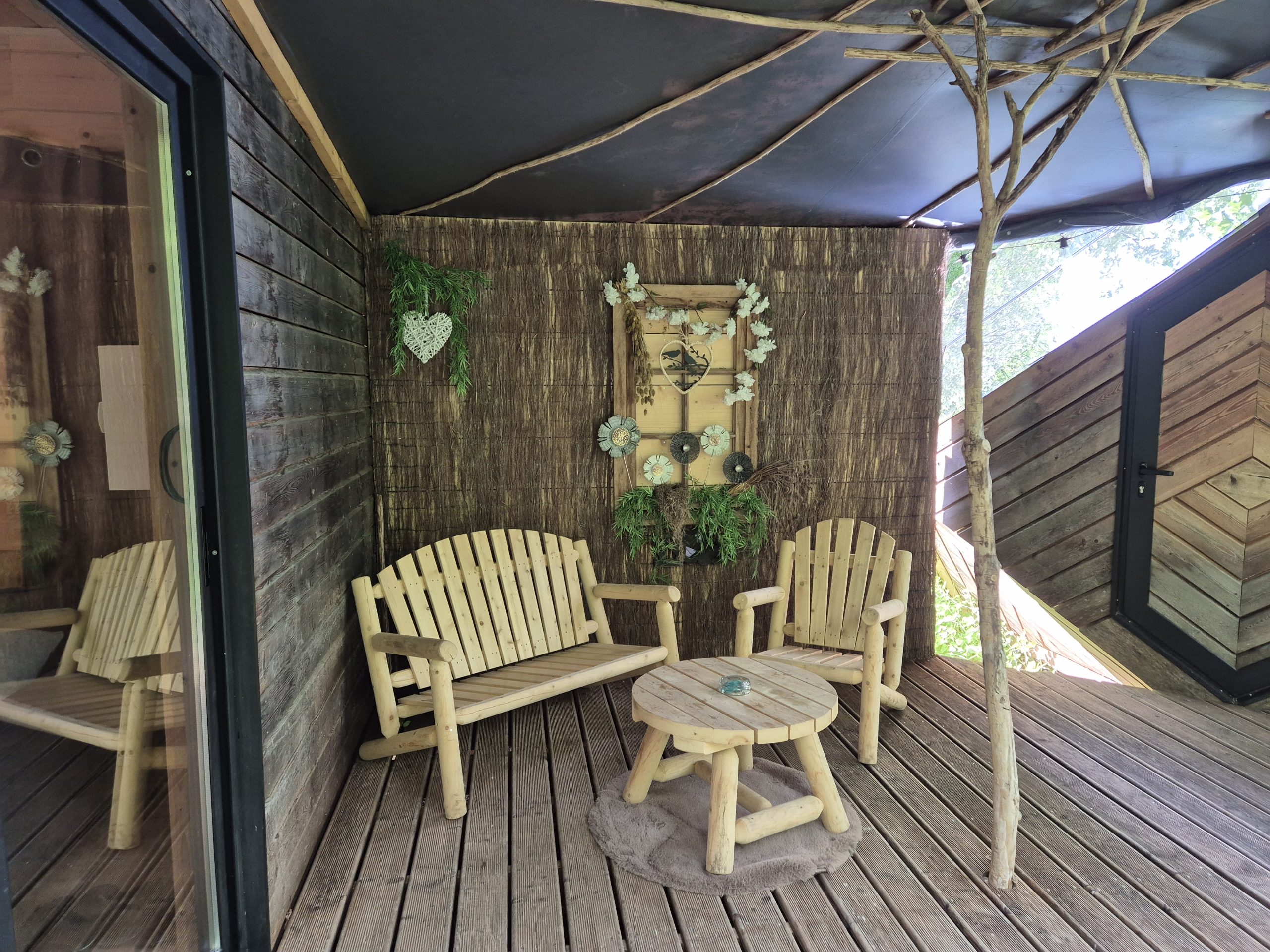 Ensemble de jardin en cèdre au lodge Lacus au Domaine du Moulin de Trimeule