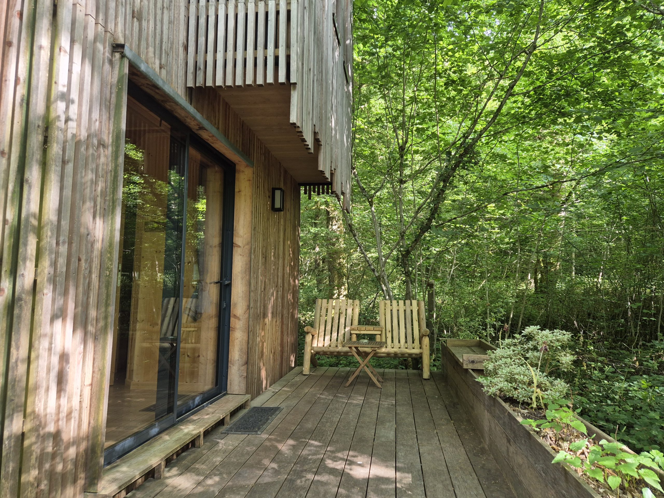 Banc double en cèdre au lodge Corydalis au Domaine du Moulin de Trimeule